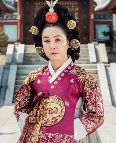 文定皇后的人品探析：历史长河中的智慧与坚韧