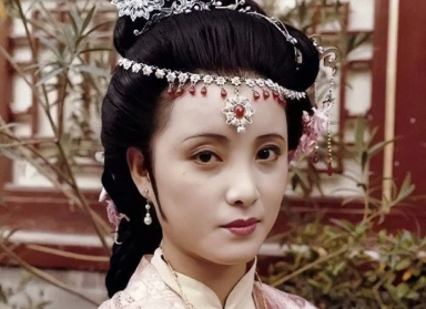 红楼梦中的宫廷斗争：贾元春与秦可卿的悲剧命运