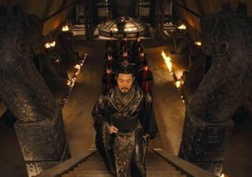 集权统治下的绝对举措：探讨秦始皇的“焚书坑儒”