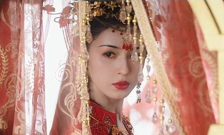 电视剧漠风吟女主角皇北霜喜欢的人是谁？