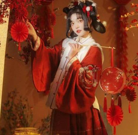 探秘传统装饰艺术：花灯与灯笼的奥秘