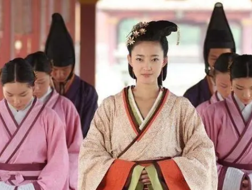 古代宫女睡觉为何都要侧睡？——揭秘宫廷生活中的细节之美