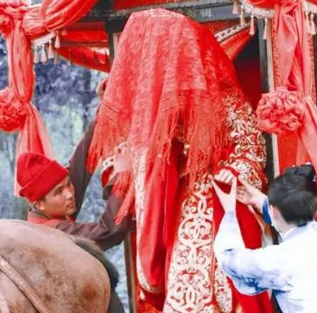 古代女子婚嫁服饰之谜：为何选择开裆裤？