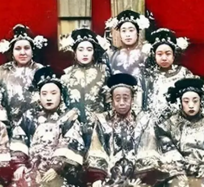清朝妃子戴长指甲套与戒指套的奥秘