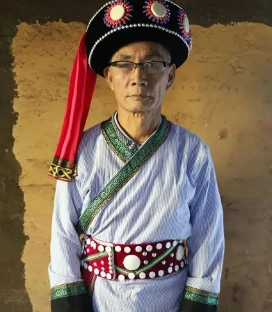 探秘怒族服饰文化：地域差异下的多彩风情