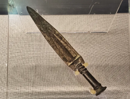 揭秘古代刺客武器：杀人无形的暗夜利刃