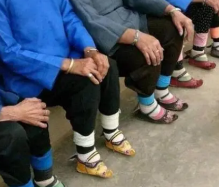探究古代畸形审美：男子为何偏爱裹小脚的三寸金莲？
