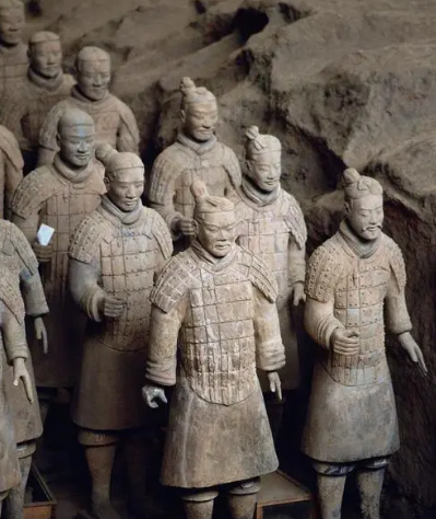 兵马俑未解之谜：梳着“偏分”的武士俑，竟是“土人”？