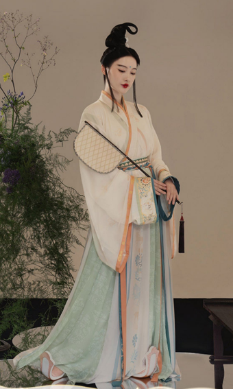 汉朝女子服饰：汉代妇女曲裾探析
