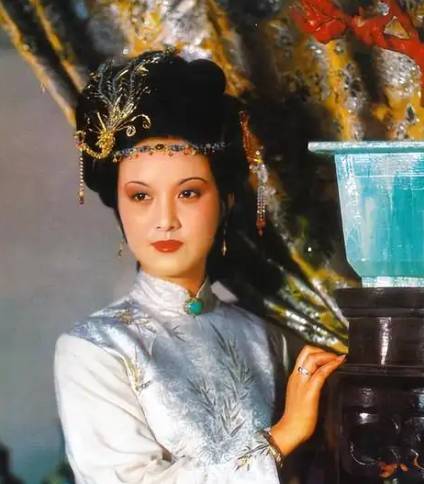 红楼梦里女强人王熙凤为什么能容忍小三平儿？
