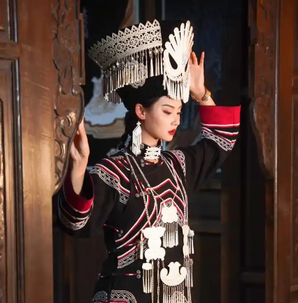 彝族服饰：款式多变，尽显民族风情
