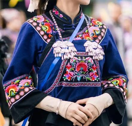 布依族服饰：男装、女装与童装的多彩风情