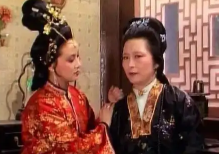王夫人与王熙凤：贾府中的权力女性