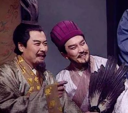诸葛亮为何选择刘备：超越曹操优势的智慧抉择