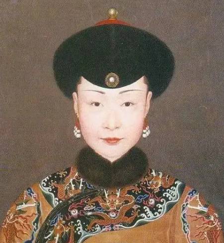历史上真实的娴妃：从温婉皇后到剪发失宠的传奇