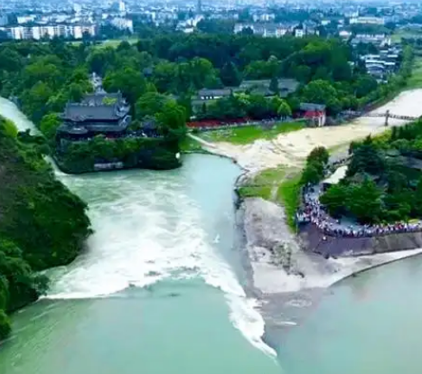 两千年前李冰治水：科学智慧与生态理念的典范