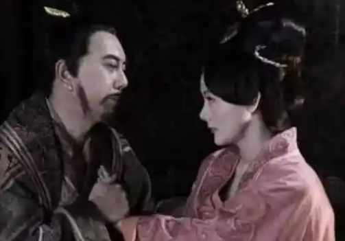 蔡文姬暗恋曹操：才女情愫背后的历史渊源