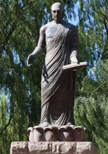 法显与鸠摩罗什：两位佛教大师的时空交错