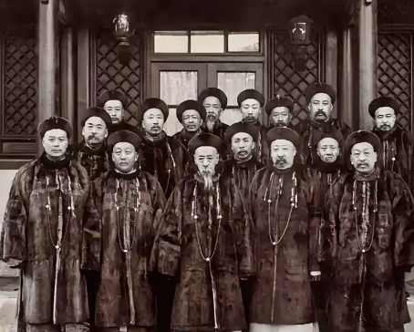清朝军机大臣是几品官：品级与权力的复杂交织