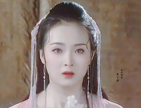 幽灵玫瑰的刺与香：白飞飞的双面人性解析