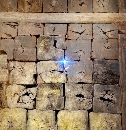 探秘黄肠题凑：古代墓葬坚固之谜