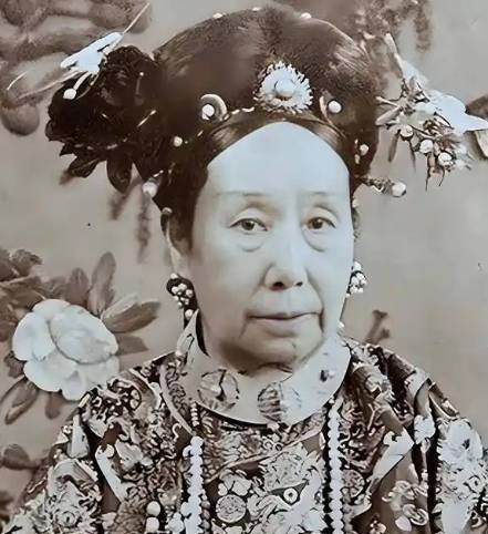 慈禧奢靡无度：大清王朝的“吸血鬼”