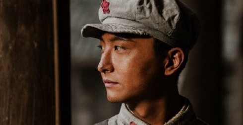 我叫张思德：从贫苦少年到永恒丰碑，他用生命诠释“为人民服务”