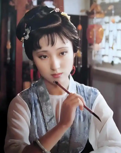 绛珠仙草临凡世：林黛玉的诗性生命与悲剧命运