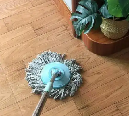 扫地洒水与否：生活细节里的智慧抉择