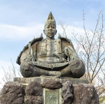 平间龙与源赖朝：源平合战中的敌对双雄与历史转折