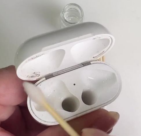 耳机仓清洁指南：棉签使用注意事项与科学清理方法