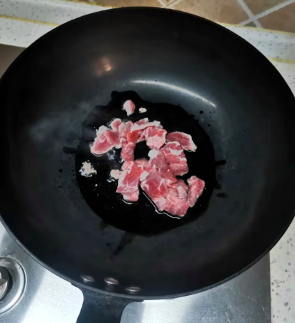 油热多少放菜不粘锅？掌握火候是关键