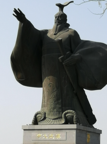 汉武帝的权力突围：从“傀儡天子”到“独尊中枢”的统治术