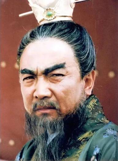 权力交接的微妙平衡：曹操的隐忍与曹丕的决断