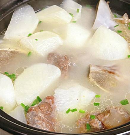 揭秘骨头汤奶白秘诀：从选材到火候的全方位指南