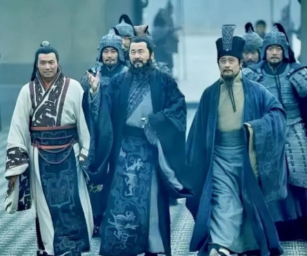 荀彧匡扶汉室却辅佐曹操：为何不选择刘备的深层解析