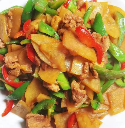 烟火气里的经典：土豆炒猪肉的平凡与不凡
