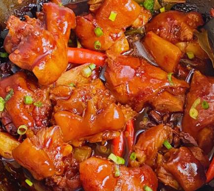 电饭煲卤猪蹄：懒人也能轻松get的软糯美味