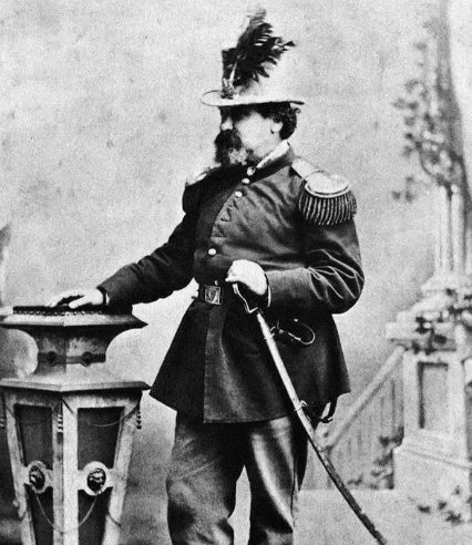 虚幻与现实之间：美国“国王”的荒诞与共和的坚守