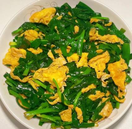 鲜香下饭的鸡蛋炒韭菜：家常美味轻松做