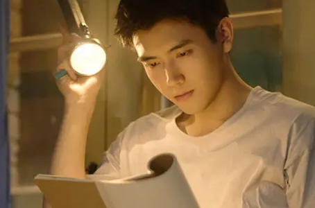 纯真年代的爱情方穆扬分房被取消的原因是什么？