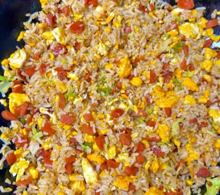 蛋炒饭的灵魂之问：加汤派VS干炒派的美味博弈