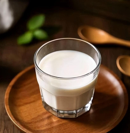 睡前牛奶怎么喝？常温与加热的“温差之争”科学解析