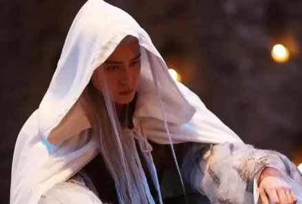 白日提灯唤醒白散行的人是谁？