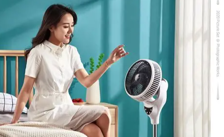 夏夜吹风扇：直吹还是摇头？科学解锁健康纳凉密码