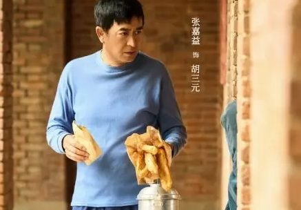 主角小白鞋发疯的原因是什么？