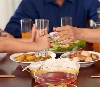 吃饭时喝水会稀释胃酸？真相可能和你听说的不一样