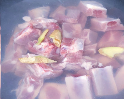 夏日排骨泡水指南：精准把控时长，解锁鲜嫩无腥的烹饪秘诀