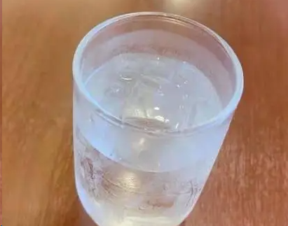 晨起一杯冰水，暗藏健康隐患：这些危害你可能没重视