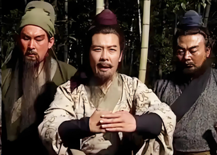 三顾叩山门：刘备以赤诚求贤，擎起汉室复兴之炬